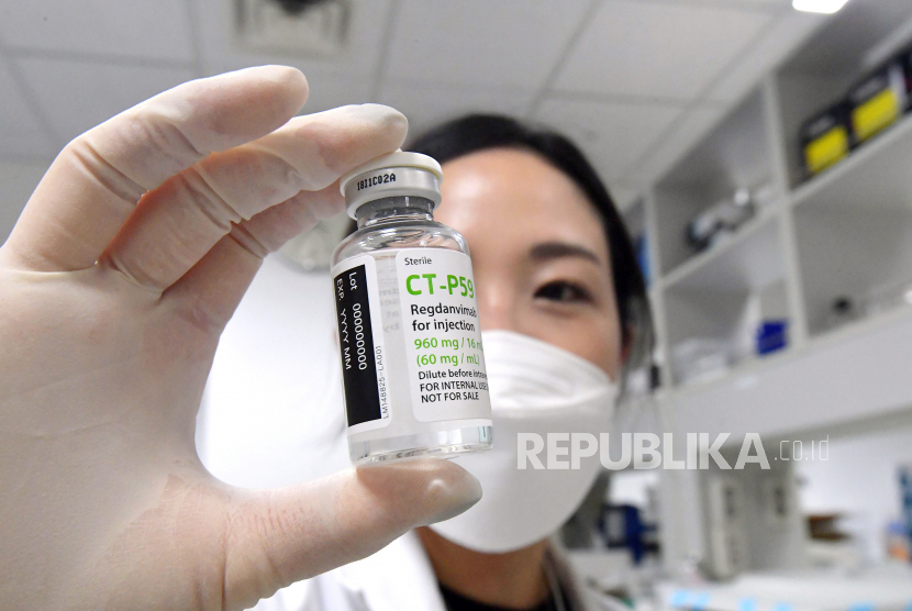  Seorang peneliti di Celltrion Inc. menunjukkan botol berisi CT-P59, kandidat untuk perawatan antibodi COVID-19 yang sedang dikembangkan oleh perusahaan farmasi, kepada media di pabriknya di Incheon, barat Seoul, Korea Selatan, 22 Desember 2020, selama Kunjungan Perdana Menteri Korea Selatan Chung Sye-kyun ke perusahaan.