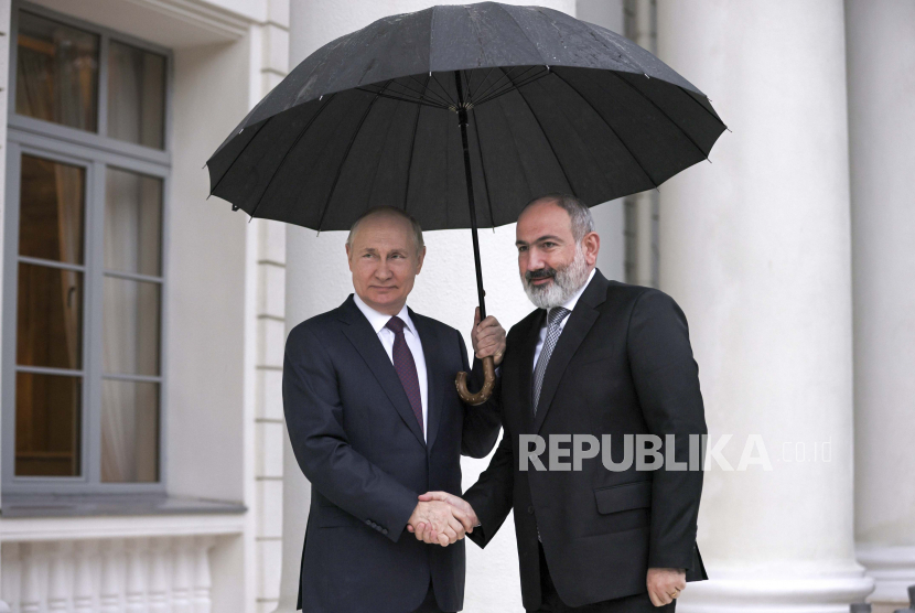 Presiden Rusia Vladimir Putin, kiri, dan Perdana Menteri Armenia Nikol Pashinyan berfoto sebelum pertemuan mereka di kediaman Bocharov Ruchei di resor Laut Hitam Sochi, Rusia, Senin, 31 Oktober 2022.