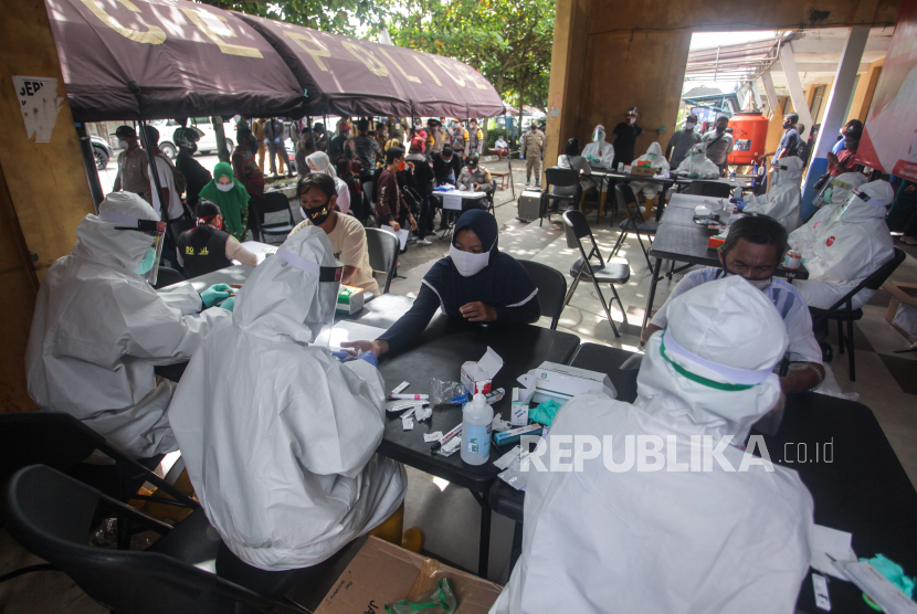 Petugas medis melakukan tes diagnostik cepat COVID-19 (Rapid Test) di Pasar Kahayan, Kalimantan Tengah. (ilustrasi)