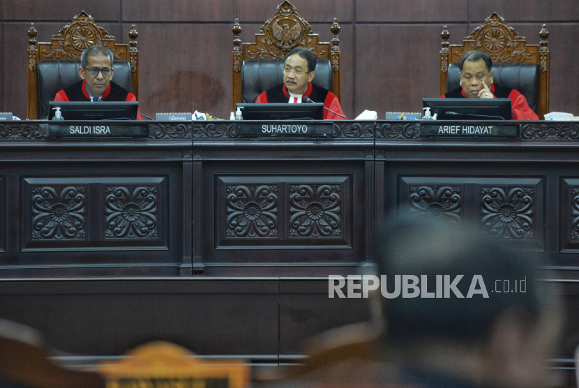 Ketua Majelis Hakim Mahkamah Konstitusi (MK) Suhartoyo (tengah) besama hakim konstitusi lainnya memimpin sidang lanjutan PHPU Pilpres 2024 di Gedung Mahkamah Konstitusi, Jakarta, Selasa (2/4/2024).