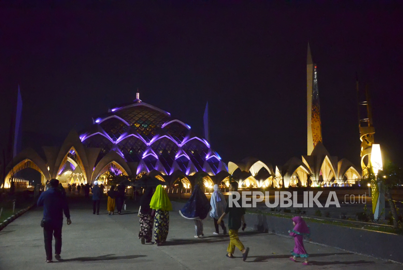 Masyarakat berjalan di pelataran masjid untuk mengikuti shalat tarawih pertama Ramadhan 1445 H di Masjid Raya Jawa Barat Al Jabbar, Kota Bandung, Senin (11/3/2024). Dalam tarawih pertama ini, Imam Besar Masjid Raya Al Jabbar KH Miftah Faridl hadir menyampaikan ceramah.