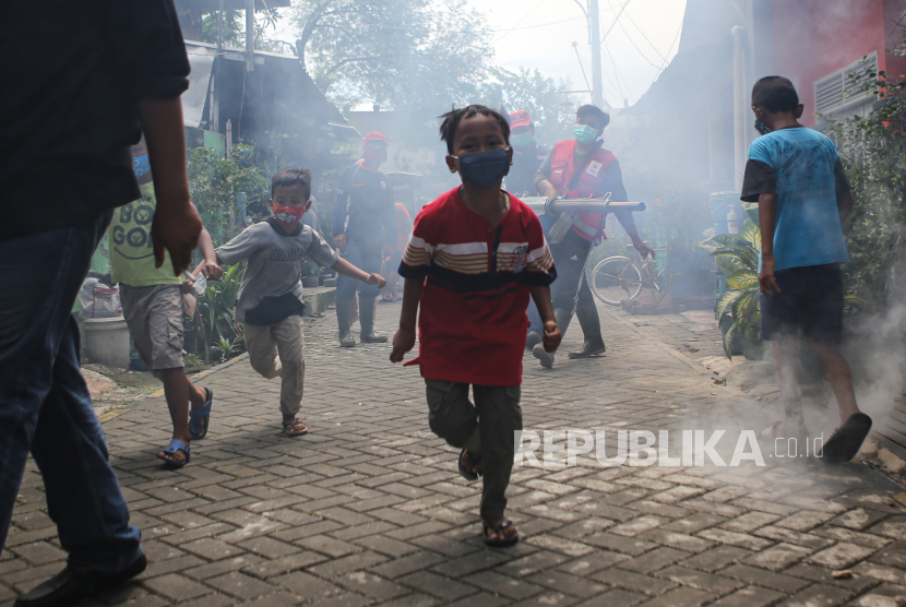 Sejumlah bocah berlarian saat pelaksanaan fogging atau pengasapan di Bugel, Kota Tangerang, Banten, Selasa (9/3/2021). Pengasapan tersebut dilakukan setelah mendapatkan laporan dari sejumlah warga di wilayah itu yang terkena penyakit Demam Berdarah Dengue (DBD) serta mengedukasi warga untuk menjaga kebersihan lingkungan untuk menghilangkan jentik-jentik nyamuk yang bisa menjadi penyebab penyakit DBD
