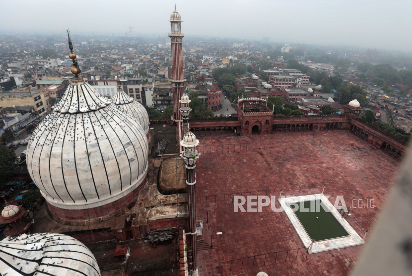 Pemandangan umum masjid Jama Majid yang hampir sepi karena tetap ditutup untuk umum karena pembatasan Covid-19 di Kawasan Lama Delhi, India, 21 Juli 2021.