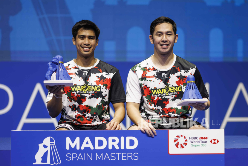   Sabar Karyaman Gutama (L) and Moh Reza Pahlevi Isafahani (R) of Indoniesia celebrate their victory against Roy King Yap and Junaidi Arif of Malaysia following the men