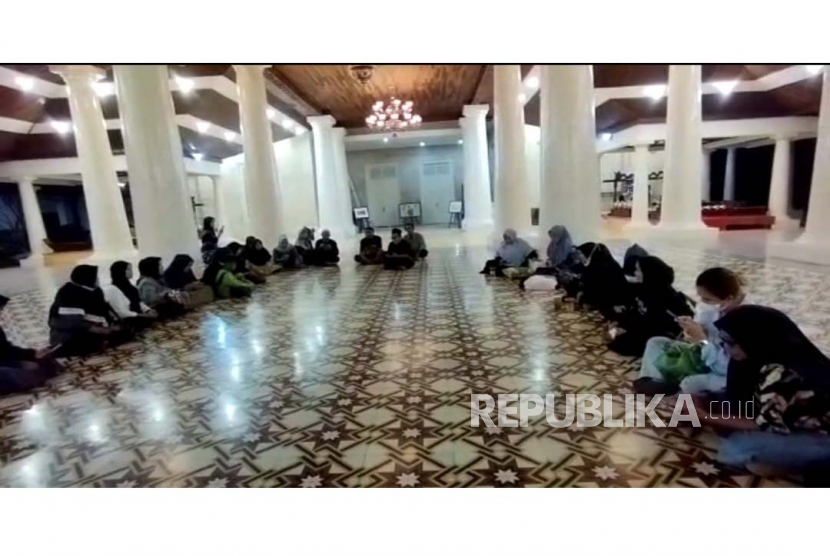 Puluhan nasabah BPR Karya Remaja (KR) menggelar yasinan di Pendopo Indramayu, Kamis (13/4/2023) ba