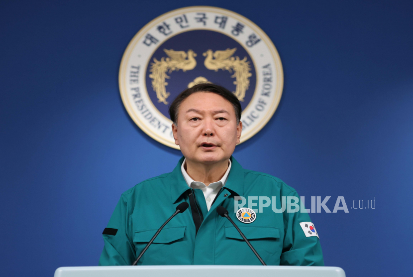 Presiden Korea Selatan Yoon Suk Yeol berbicara kepada bangsa tentang penyerbuan mematikan hari Sabtu di distrik rekreasi ibukota Itaewon, di kantor kepresidenan di Seoul, Korea Selatan, Minggu, 30 Oktober 2022.
