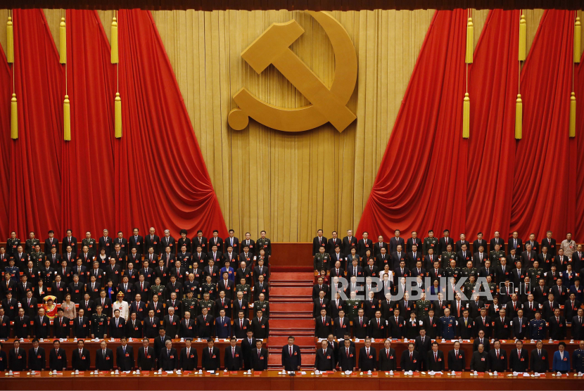 Presiden China Xi Jinping, barisan depan tengah, berdiri dengan kadernya selama lagu Komunis pada upacara penutupan Kongres Partai ke-19 di Aula Besar Rakyat di Beijing pada 24 Oktober 2017. Partai Komunis China yang berkuasa mengadakan kongres nasional dua kali satu dekade mulai Minggu, 16 Oktober 2022. 