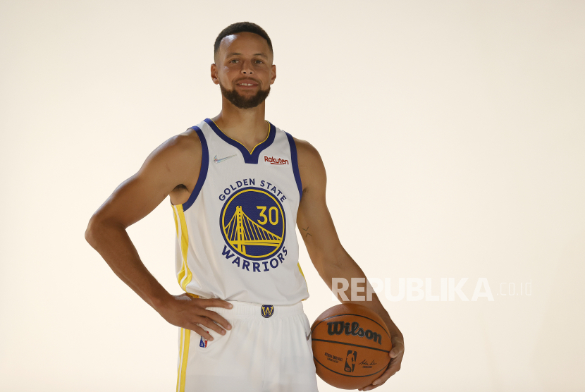 Bintang Golden State Warriors Stephen Curry. Stephen Curry memimpin timnya untuk menjuara kompetisi bola basket NBA musim ini.