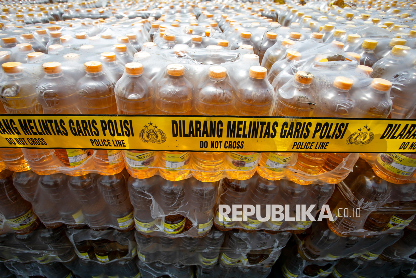 Garis polisi terpasang di barang bukti kemasan MinyaKita yang tidak sesuai takaran saat pengungkapan kasus manipulasi volume minyak goreng MInyaKita di PT. Kusuma Mukti Remaja, Jetis, Jaten, Karanganyar, Jawa Tengah, Jumat (14/3/2025). Tim Satgas Pangan Polda Jawa Tengah menyita sebanyak 89.856 botol kemasan MinyaKita produksi PT. Kusuma Mukti Remaja yang melanggar aturan perlindungan konsumen dan metrologi legal dimana volume isi minyak goreng tidak sesuai dengan yang tercantum pada kemasan. 