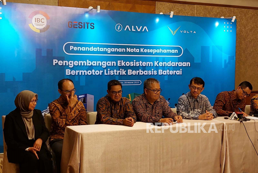 Konferensi pers kerja sama Indonesia Battery Corporation (IBC) bersama tiga produsen motor listrik, Gesits, Volta, dan Alva di Hotel Mulia Senayan, Jakarta, Selasa (28/3/2023). 