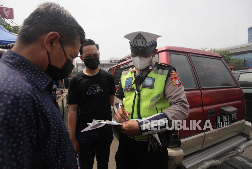 Polisi menilang pengendara yang melanggar lalu lintas (ilustrasi). Polda Bengkulu menindak 3.336 unit kendaraan selama Operasi Zebra 4-17 September 2023.