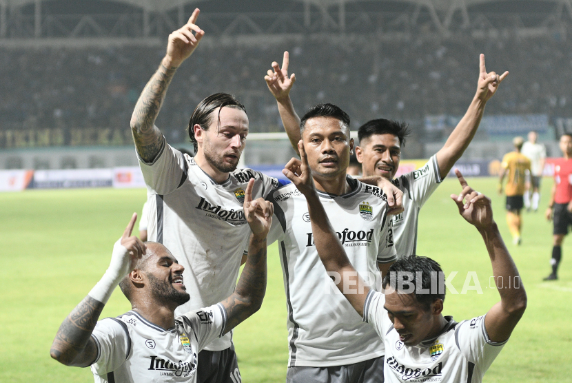 Pesepak bola Persib Bandung Frets Butuan (kanan) melakukan selebrasi bersama rekannya seusai mencetak gol ke gawang Bhayangkara Fc pada pertandingan Liga 1 di Stadion Wibawa Mukti, Cikarang, Kabupaten Bekasi, Ahad (24/7/2022). Pertandingan berakhir imbang dengan skor 2-2. 