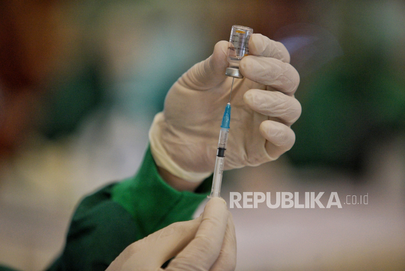 Petugas bersiap menyutikkan vaksin Covid-19 produksi Sinovac saat pelaksanaan vaksinasi massal (ilustrasi).
