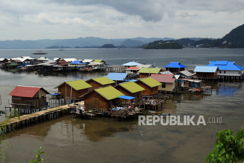 Pemukiman kumuh di Kampung Kayo Batu, Kota Jayapura, Papua, Jumat (8/12/2023). Pemerintah Provinsi Papua telah menangani kawasan kumuh sebanyak 92,97 persen dari 100,7 persen luasan kumuh yang tercatat di Kota Jayapura.