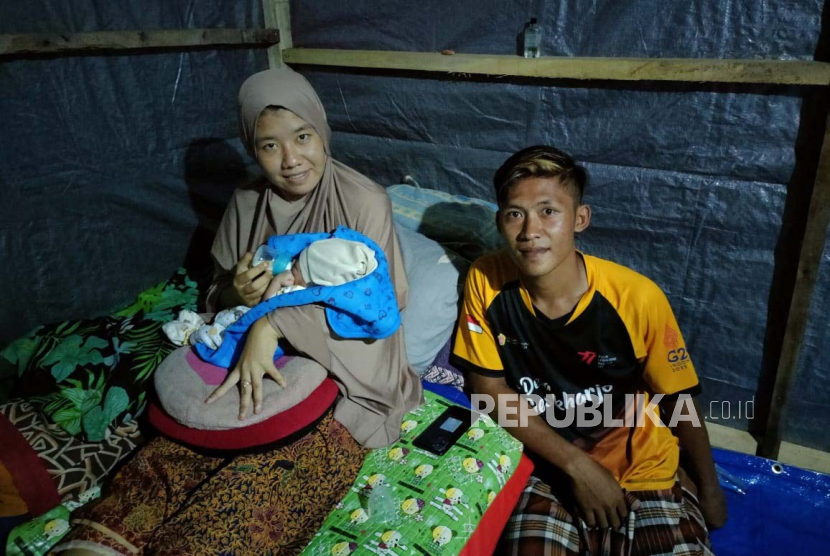 Warga Bawean, Halimatussadiyah melahirkan di tenda pengungsian, Dusun Dedawang, Desa Telukjatidawang, Pulau Bawean, Gresik, Sabtu (13/4/2024). 