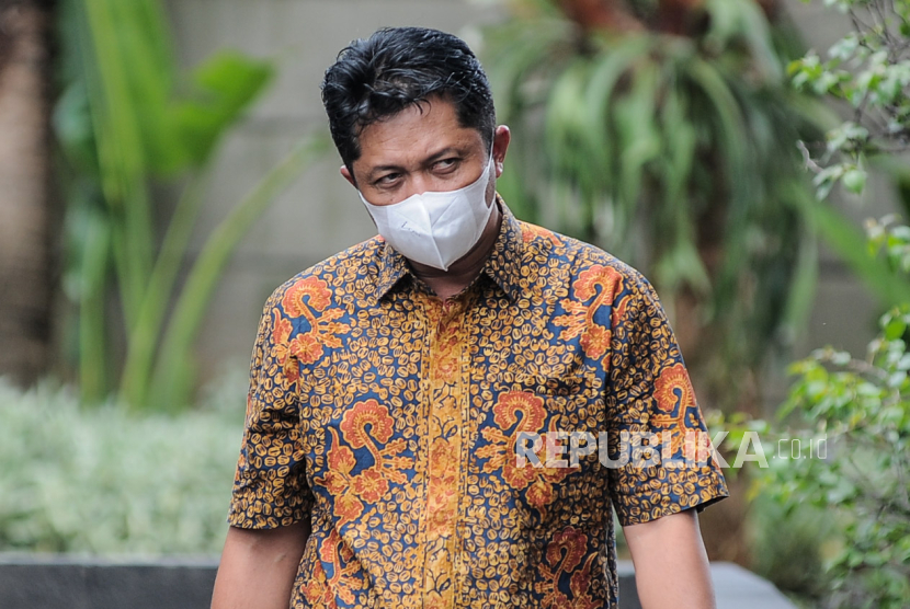 Kepala Badan Pelayanan Pajak Daerah (BPPD) Sidoarjo Ari Suryono berjalan saat akan menjalani pemeriksaan di Gedung Merah Putih KPK, Jakarta, Jumat (2/2/2024).