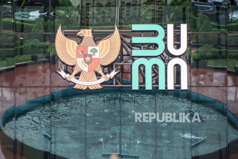 Logo baru Kementerian Badan Usaha Milik Negara (BUMN) terpasang di Gedung Kementerian BUMN, Jakarta, Kamis (2/7/2020). Badan Usaha Milik Negara (BUMN) bertekad menjadi garda terdepan dalam akselerasi pengembangan ekonomi hijau dan berkelanjutan di Indonesia.
