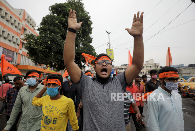 Aktivis Hindu Sanhati memprotes serangan komunal baru-baru ini di Bangladesh, di Kolkata, India, 20 Oktober 2021. Sedikitnya enam orang tewas dalam serangan baru-baru ini terhadap komunitas Hindu di beberapa distrik di Bangladesh.