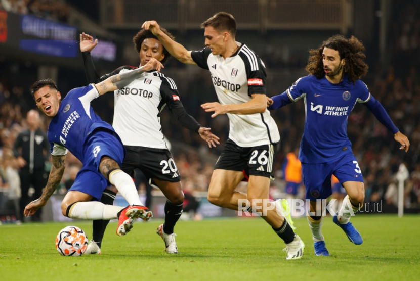 Enzo Fernandez of Chelsea (L) falls from a challenge by Willian of Fulham (2L), watched by Joao Palhinha of Fulham (2R) and Marc Cucurella of Chelsea (R) during the English Premier League soccer match between Fulham FC and Chelsea FC in London, Britain, 02 October 2023. 