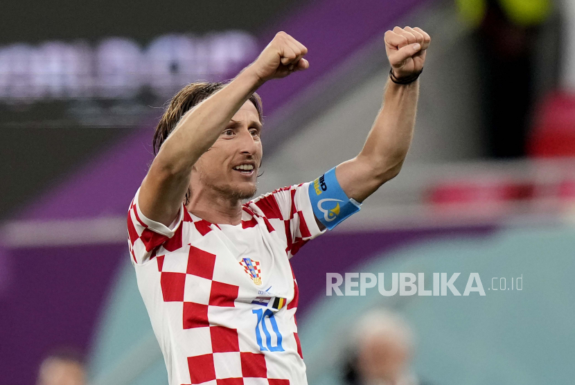 Luka Modric dari Kroasia memberi isyarat kepada para pendukung pada akhir pertandingan sepak bola grup F Piala Dunia antara Kroasia dan Belgia di Stadion Ahmad Bin Ali di Al Rayyan, Qatar, Kamis, 1 Desember 2022.