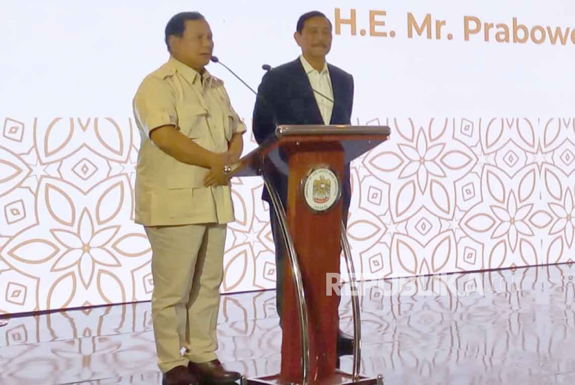 Menteri Pertahanan Prabowo Subianto (Menhan) dan Menteri Koordinator bidang Maritim dan Investasi Luhut Binsar Pandjaitan (kanan) dalam acara Forum Ekonomi Indonesia-UEA di Hotel Raffles, Jakarta, Kamis (21/9/2023).