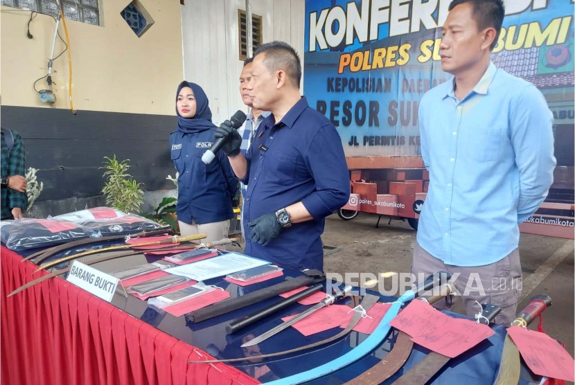 Kepala Satuan Reserse Kriminal (Satreskrim) Polres Sukabumi Kota AKP Bagus Panuntun (tengah)