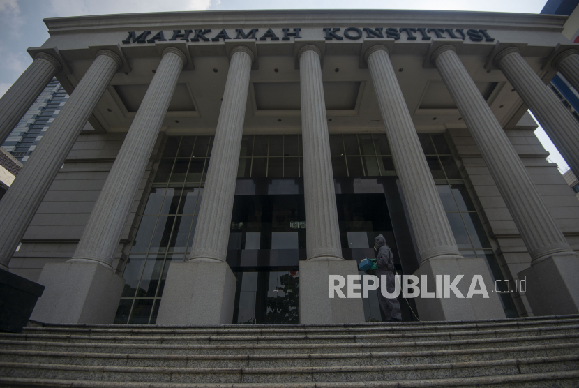  Mantan Hakim MK:  Pasangan yang Curang Bisa Didiskualifikasi. FOTO: Petugas menyemprotkan cairan disinfektan di gedung Mahkamah Konstitusi (MK), Jakarta, Jumat (24/7/2020).  