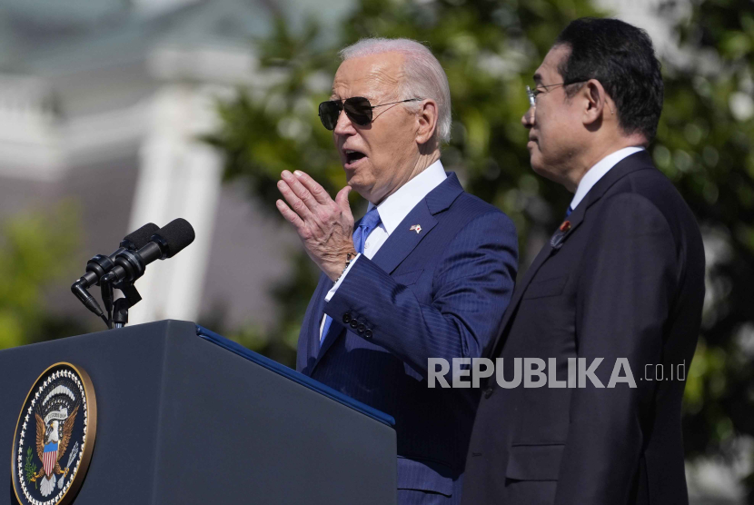 Presiden Joe Biden berbicara ketika Perdana Menteri Jepang Fumio Kishida mendengarkan Upacara Kedatangan Kenegaraan di Halaman Selatan Gedung Putih, Rabu, (10/4/2024), di Washington.