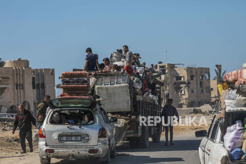   Pengungsi internal Palestina pergi dengan membawa barang-barang mereka menyusul perintah evakuasi yang dikeluarkan oleh tentara Israel, di Rafah, Jalur Gaza selatan, 8 Mei 2024.