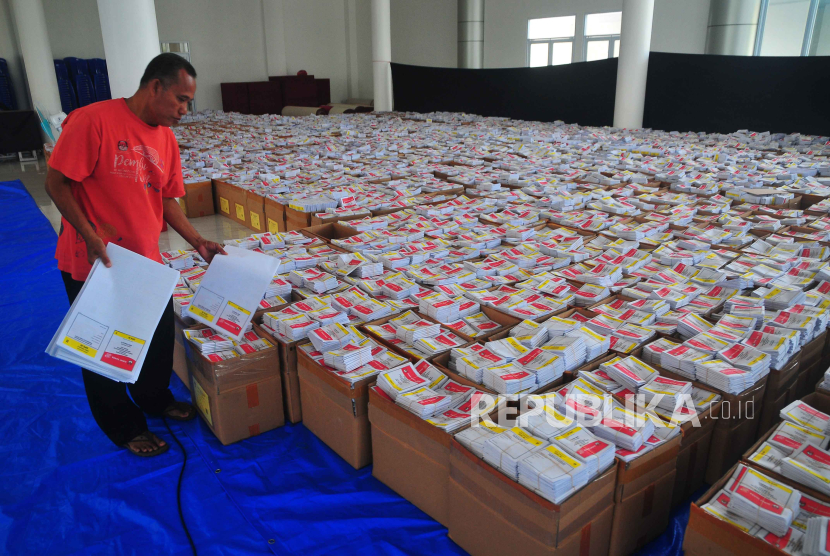 Petugas mengamankan surat suara pemilu yang rusak di tempat penyortiran, Kudus, Jawa Tengah. Pakar politik Unpad sebut Jawa Tengah menjadi contoh kuatnya politik berbasis figur.