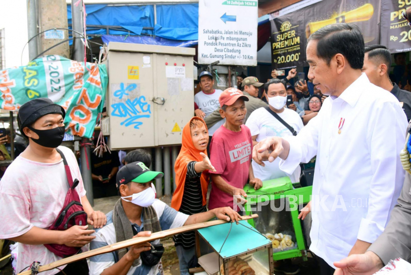 Presiden Jokowi saat mengecek harga kebutuhan pokok jelang Idul Adha, di Pasar Tohaga Parung san Pasar Parungpung, Kabupaten Bogor, Rabu (21/6/2023).