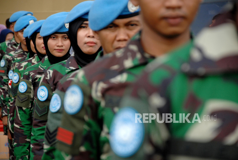 Sejumlah anggota TNI Angkatan Darat mengikuti upacara pemberangkatan menuju Lebanon di Dermaga Pelabuhan Sukarno Hatta, Makassar, Sulawesi Selatan, Selasa (3/12/2019).