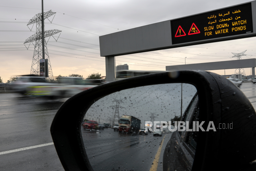Papan layar memperingatkan pengendara akan genangan air yang disebabkan oleh hujan lebat di Dubai, Uni Emirat Arab, 26 Januari 2023. Cuaca Dingin di UEA Diprediksi Berlangsung Sepanjang Februari