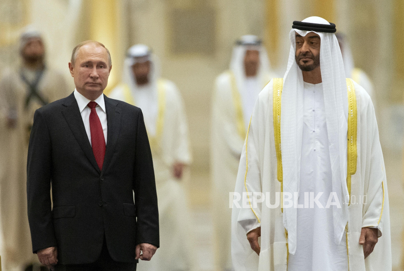  ARSIP - Presiden Rusia Vladimir Putin, kiri, dan Putra Mahkota Abu Dhabi Mohamed bin Zayed al-Nahyan 