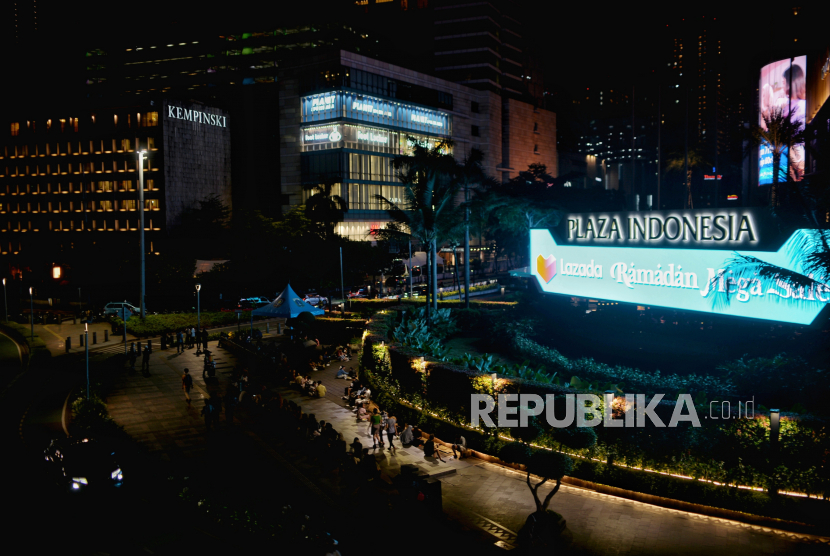Suasan saat waktu berbuka puasa di kawasan Halte Bundaran Hotel Indonesia, Jakarta, Ahad (2/4/2023). International Monetary Fund (IMF) menurunkan proyeksi pertumbuhan ekonomi global menjadi 2,8 persen dari 2,9 persen pada tahun ini. 