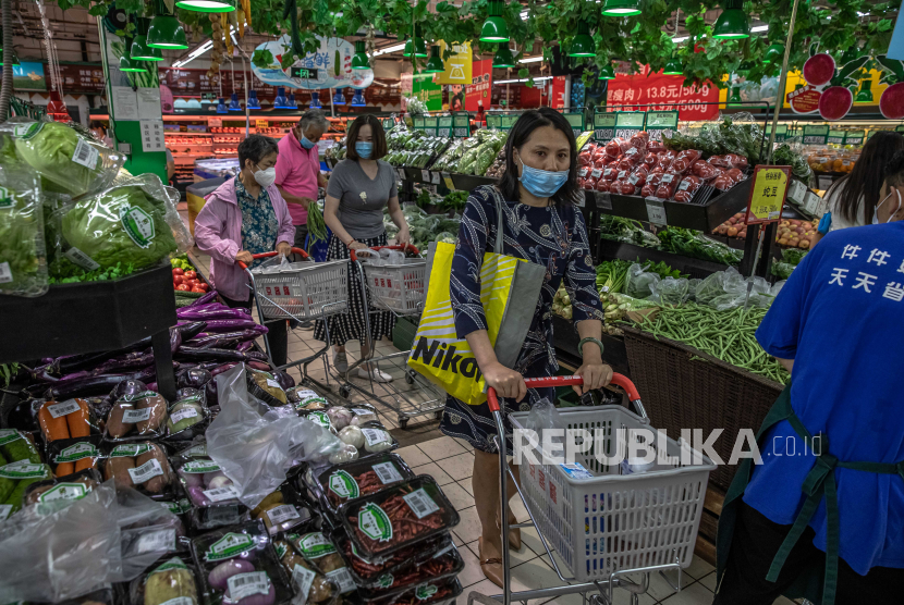 Pelanggan berbelanja di supermarket di Beijing, China, 10 Agustus 2020. Perekonomian China meningkat sebesar 6,3 persen pada kuartal kedua 2023 dibandingkan periode yang sama tahun lalu.