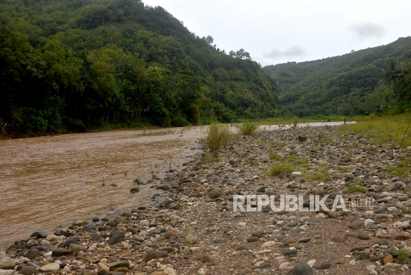 Bentang alam Sungai Oyo saat banjir di Selopamioro, Imogiri, Bantul, Yogyakarta, Kamis (3/3/2022). Kawasan Selopamioro kini menjadi salah satu destinasi wisata baru di Yogyakarta, terutama wisata air karena memanfaatkan Sungai Oyo saat musim kemarau. Dari total 342 zona musim di Indonesia, sebanyak 29,8 persen diprediksi akan mengawali musim kemarau pada April 2022.