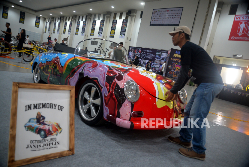 Petugas memeriksa mobil VW replika Janis Joplin yang mengikuti ajang Kustomfest 2023 di Jogja Expo Center, Yogyakarta, Sabtu (7/10/2023). 
