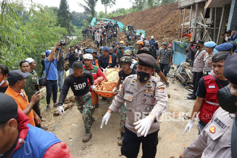 Tim penyelamat membawa jenazah korban yang ditemukan dari bawah reruntuhan di sebuah desa yang terkena tanah longsor akibat gempa di Cianjur, Jawa Barat, Selasa, 22 November 2022. Kader-kader dari Partai Perindo diinstruksikan untuk membantu korban gempa Cianjur.