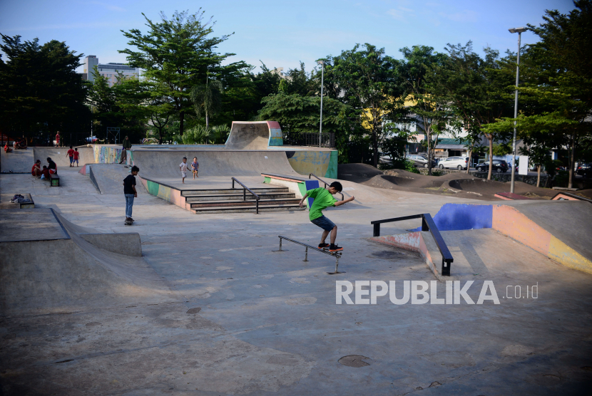 Sejumlah warga bermain skateboard di  Ruang Terbuka Hijau (RTH) Kalijodo, Jakarta, Senin (9/1/2023). Kalijodo yang dulu menjadi ikon RTH di Jakarta tersebut kini kondisinya sudah kurang terawat.