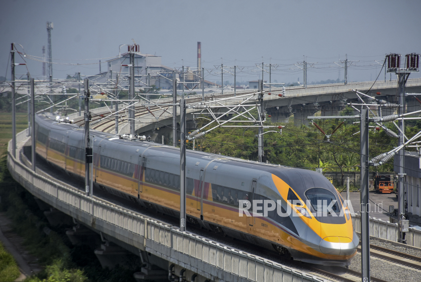 Rangkaian kereta inspeksi atau comprehensive inspection train (CIT) Kereta Cepat Jakarta Bandung (KCJB) melaju saat menjalani uji coba di Tegalluar, Kabupaten Bandung, Jawa Barat, Selasa (23/2/2023). 