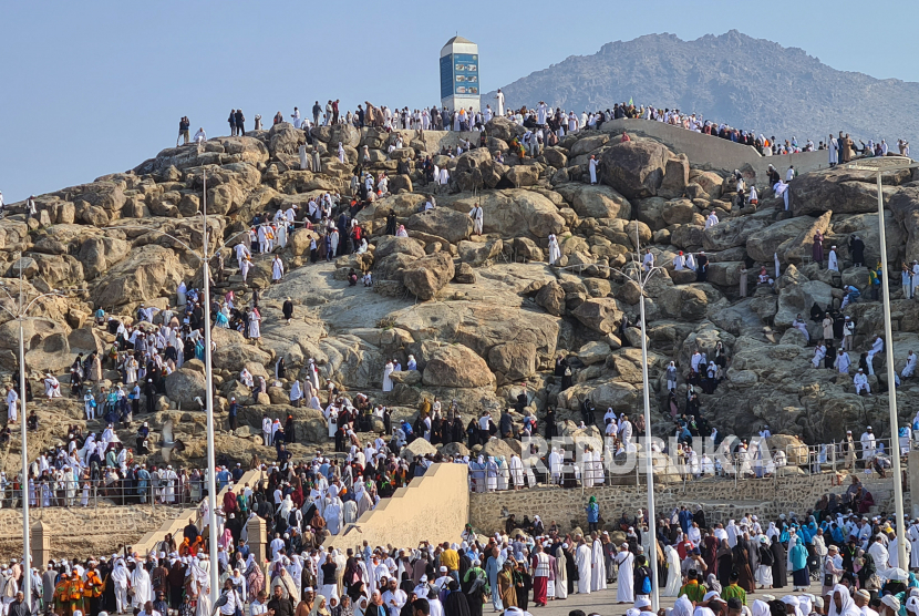 Umat muslim dari berbagai negara mencoba mendaki ke atas Jabal Rahmah di Mekkah, Arab Saudi, Sabtu (3/12/22022). Jabal Rahmah adalah salah satu tempat yang dikunjungi umat muslim usai menjalankan ibadah umroh untuk berwisata religi yang di atas bukit terdapat monumen yang menjadi simbol bertemunya Adam dan Hawa. 