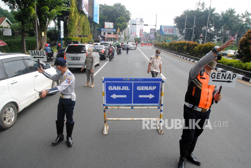 Sejumlah petugas gabungan mengatur arus lalu lintas saat pemberlakuan aturan ganjil genap di Simpang Baranangsiang, Kota Bogor, Jawa Barat, Minggu (27/6/2021). Satlantas Polresta Bogor Kota mencatat sebanyak 5.088 kendaraan bermotor diputar balik arah oleh petugas gabungan dalam upaya menegakkan pemberlakuan aturan ganjil genap di lima lokasi pos check point di Kota Bogor pada Sabtu (26/6/2021). 