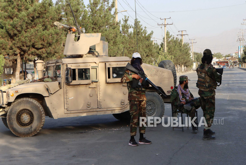 Patroli Taliban di luar Bandara Internasional Hamid Karzai di Kabul, Afghanistan, 28 Agustus 2021. Taliban pada 28 Agustus, meminta warga Afghanistan untuk mengembalikan, dalam waktu seminggu, semua senjata, amunisi, kendaraan, dan properti pemerintah lainnya yang mereka miliki.