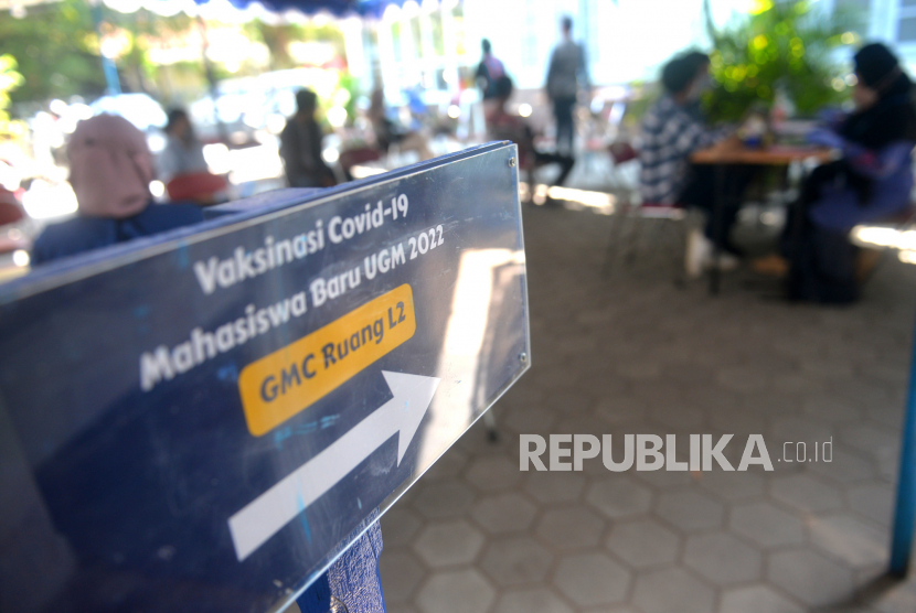Mahasiswa baru mengikuti vaksinasi Covid-19 booster di Gajahmada Medical Center (GMC), Yogyakarta, Rabu (27/7/2022). UGM mewajibkan mahasiswa baru sudah vaksin Covid-19 untuk mengikuti Pelatihan Pembelajaran Sukses Mahasiswa Baru (PPSMB). Untuk itu kampus membuka layanan vaksinasi Covid-19 bagi mahasiswa baru di RSA UGM dan GMC.