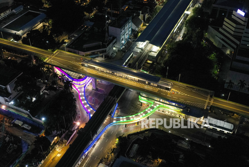 Foto udara jembatan layang (skybridge) penghubung Stasiun MRT Asean dan Halte Transjakarta CSW di Jakarta, Rabu (11/8). Harga konsumen di Kanada naik pada tingkat tercepat dalam 18 tahun pada bulan September.