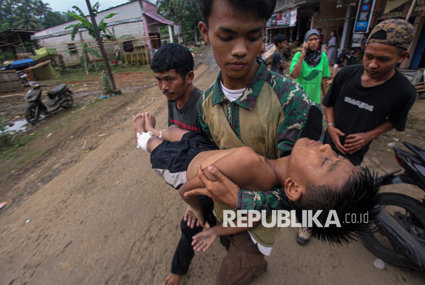 Petugas medis membawa warga yang sakit akibat terdampak banjir bandang di Desa Curug Luhur, Sagaranten, Kabupaten Sukabumi