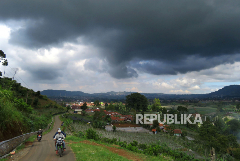 Awan mendung menyelimuti kawasan Bandung utara, di Lembang, Kabupaten Bandung Barat, Jawa Barat, Kamis (4/1). 