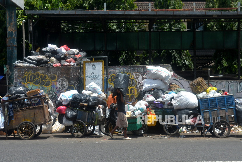 Timbunan sampah belum diangkut di Alun-Alun Selatan Yogyakarta, Senin (31/10/2022). 
