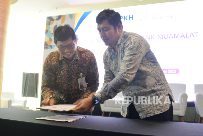 Anggota BPKH Harry Alexander (kanan) dan Direktur Utama PT Bank Muamalat Indonesia Indra Falatehan menandatangani kerja sama.